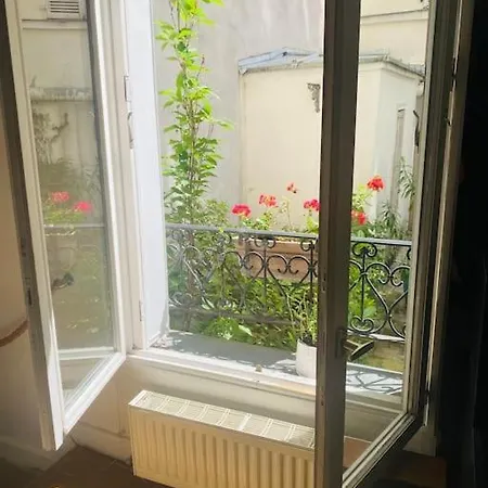 Adorable In Montmartre Apartment Paris